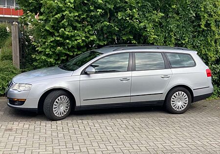 VW Passat Variant Volkswagen Unfallfr. TÜV Neu o. M. 1.6 FSI Trendline