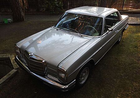 Mercedes-Benz 250 Coupé /8 W114