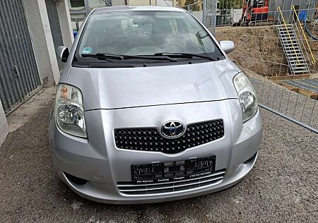 Toyota Yaris ,beim kauf TÜV neu. VHB