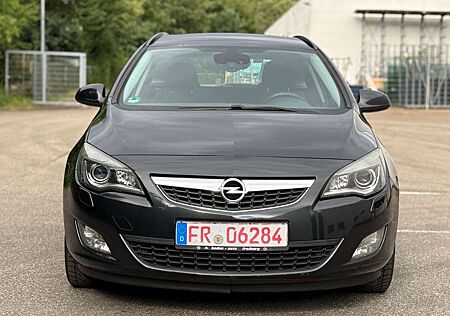 Opel Astra J Sports Tourer Edition 1,7 + Navi+Xenon .