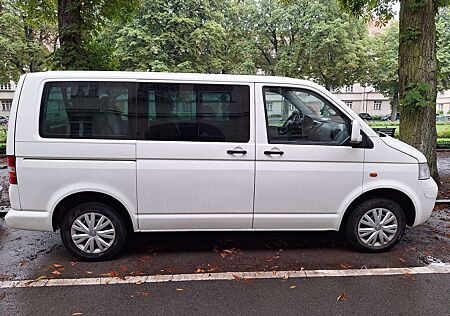 VW T5 Caravelle Volkswagen Sehr gepflegtes Auto in hervorragendem Zustand.