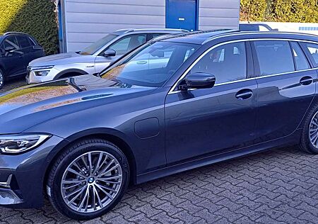 BMW 330eA 330 xDrive Luxury Line-Vollausstatt+Panorama+18"