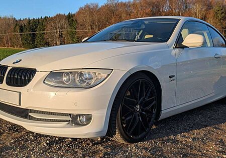 BMW 325 BMW 325i xDrive Coupé LCI | Automatik | Black & Wh