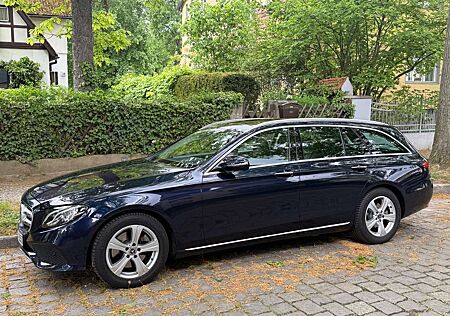 Mercedes-Benz E 220 d T 4M.Voll.Leder.SHZ/Lüft.Pano.Avantgarde