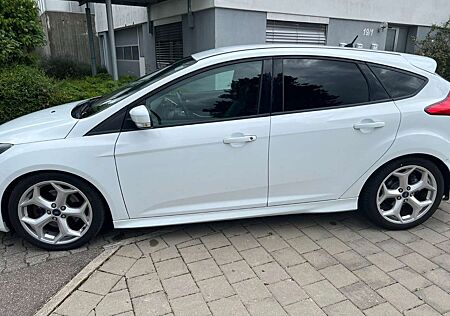 Ford Focus +2.0+EcoBoost+ST