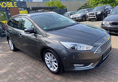 Ford Focus Titanium/Xenon/Teilleder/TOP Ausstattung/AHK