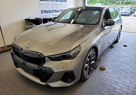 BMW 550 e LIMOUSINE xDRIVE M SPORT/ICON/ACC/PANO/B&W