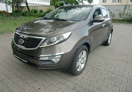 Kia Sportage 2.0 CVVT 2WD Vision, AHK,KAMERA,TÜV 4/26,