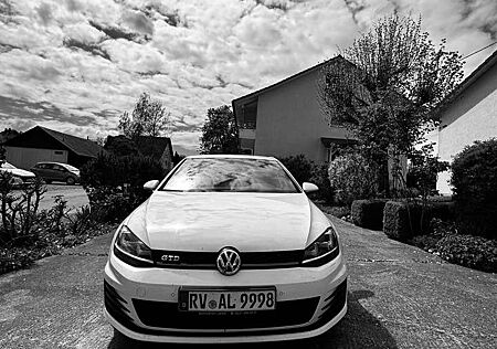VW Golf Volkswagen GTD Variant BlueMotion Technology DSG