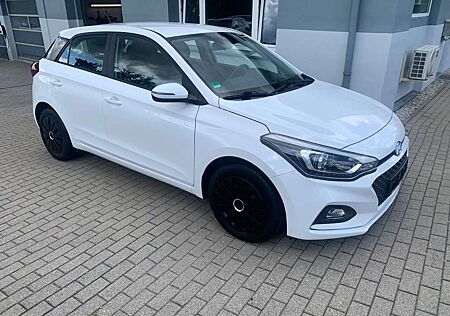 Hyundai i20 1,2 AHK Temp. Shzg PDC Klima Navi BT 56TKM