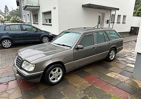 Mercedes-Benz E 250 OLDTIMER TD