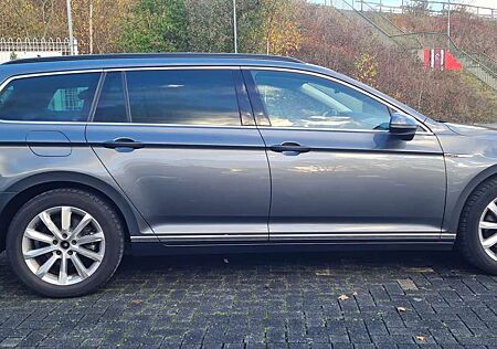 VW Passat Variant Volkswagen Passat Diesel 2.0/Voll Scheckhe/ACC/Allrad/Massage