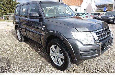 Mitsubishi Pajero 3.2 DI-D PDC AHK 7-Sitzer Sitzh. 1. Hand scheckhef