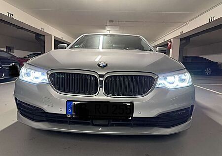 BMW 520 i Sport Line+HUD+Leder+Garagenfahrzeug