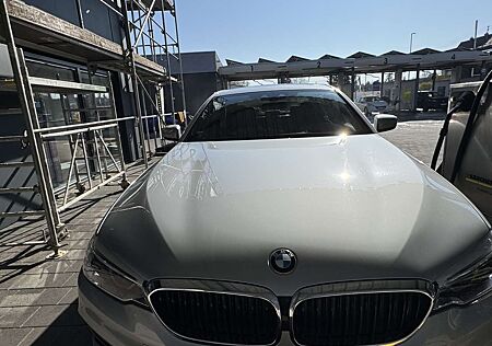 BMW 520 i Sport Line+HUD+Leder+Garagenfahrzeug