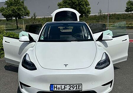 Tesla Model Y SR | 1. Hand | 02/2024 | 24.965 km | BYD-Akku