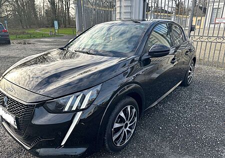 Peugeot e-208 GT-Line mit Glasdach | 8- fach bereift