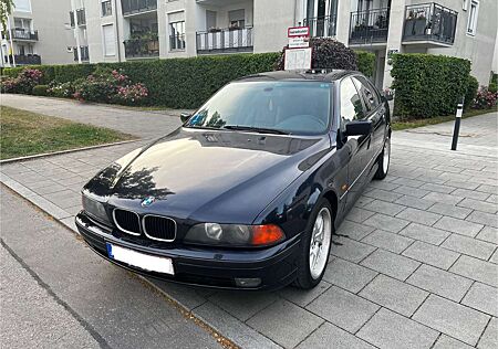 BMW 528 i | Schalter | fast voll | M Paket