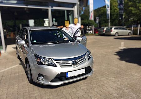 Toyota Avensis Combi 1.8 Life/Navi/Sitzh./AHK/HU neu/Wi+So-Reifen