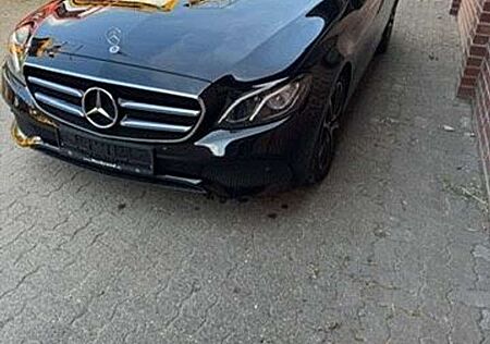 Mercedes-Benz E 220 d T 9G Avantgarde Navi LED Kamera AHK GSD
