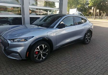 Ford Mustang Mach-E Basis AWD+Dach+LED+Winter+6800km+Leder!