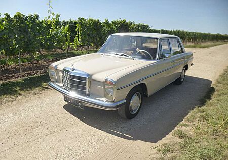 Mercedes-Benz 220 W115 /8