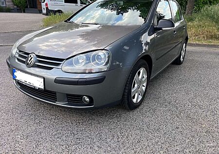VW Golf Volkswagen V Lim. Trendline 1,6 Benzin Standheizung,