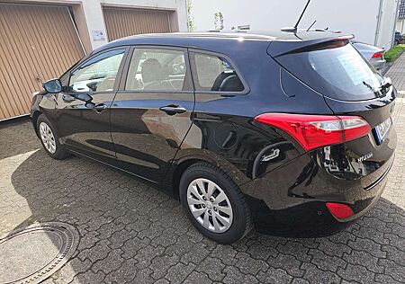 Hyundai i30 blue Kombi 1.6 CRDi Classic Navigation