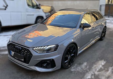 Audi RS4 Avant quattro tiptronic