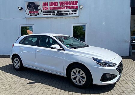 Hyundai i30 Select 1.6 CRDI Klima/Sitzh/6-G/EURO6/Kamera
