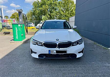 BMW 320 d Sport Line / Harman Kardon / Head-Up
