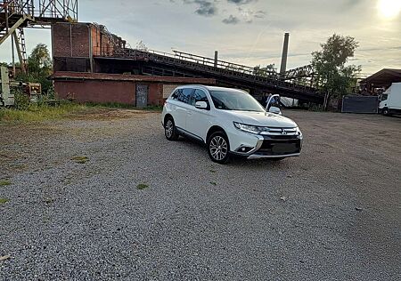 Mitsubishi Outlander 2.2 DI-D 4WD Top, HU 4/27, 7 Sitzer