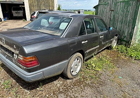 Mercedes-Benz E 230