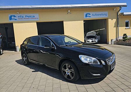 Volvo V60 Kombi Momentum*8-fach Bereift*AHK*