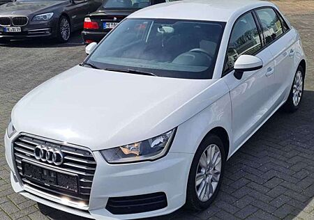 Audi A1 /Wunderschön/voll Scheckheft/8 x Alu