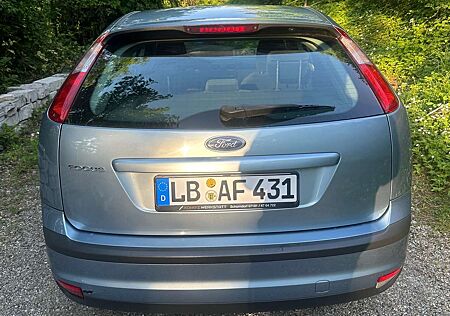 Ford Focus Fließheck 5-Türer 1.6 Ti-VCT Ghia