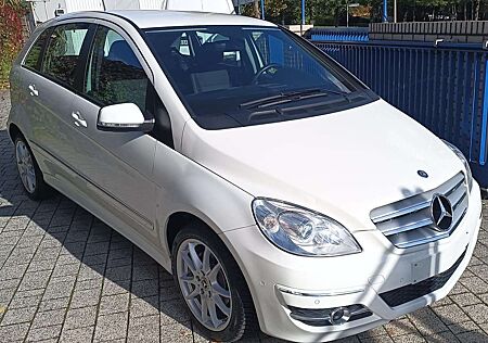 Mercedes-Benz B 180 NAVI AUTO LM PDC BT CHROM