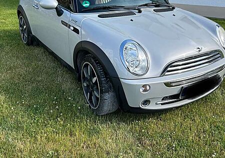 Mini Cooper Cabrio Sidewalk