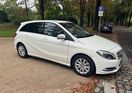 Mercedes-Benz B 200 A/Navi/AHK/Kamera/Rentnerfahrzeug
