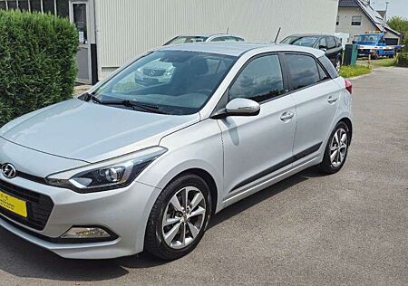 Hyundai i20 NAVI KAMERA 8x ALUFELGEN TOPP