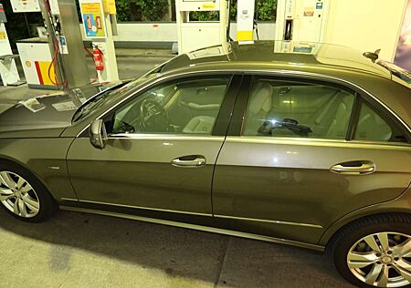 Mercedes-Benz E 220 CDI DPF BlueEFFICIENCY Automatik