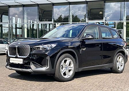 BMW iX1 30 xDrive / AHK schwenkbar / Head-Up Display