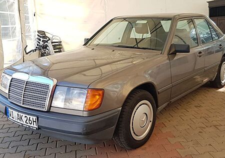 Mercedes-Benz E 230 E-Klasse H- Kennzeichen