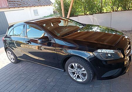 Mercedes-Benz A 180 (BlueEFFICIENCY) 7G-DCT Urban