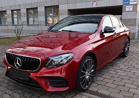 Mercedes-Benz E 220 d AMG- Line/ Night Paket / Pano/ Widescreen