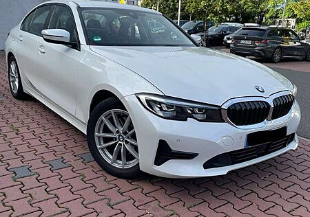 BMW 320d 320 Autom. / Scheckheft nur bei / Wenig KM/