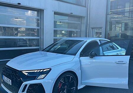 Audi RS3 Limousine 2.5 TFSI quattro 294 kW