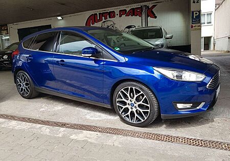 Ford Focus Lim. Titanium/1HAND/Garantie/ZahnriemenNEU