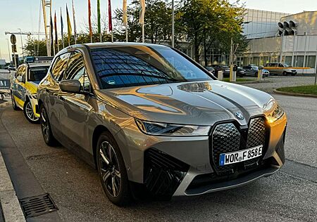 BMW iX xDrive, Massage, HeadUp, AHK, SoftClose, Luft, HAL