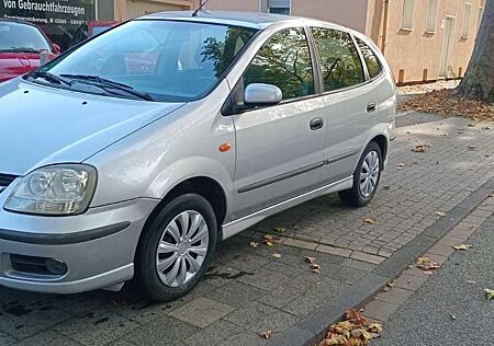 Nissan Almera Tino